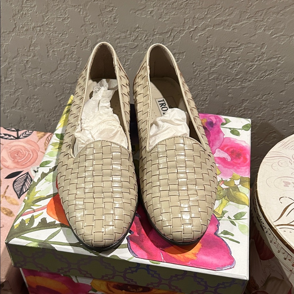 Trotters Women's Beige Woven Flats